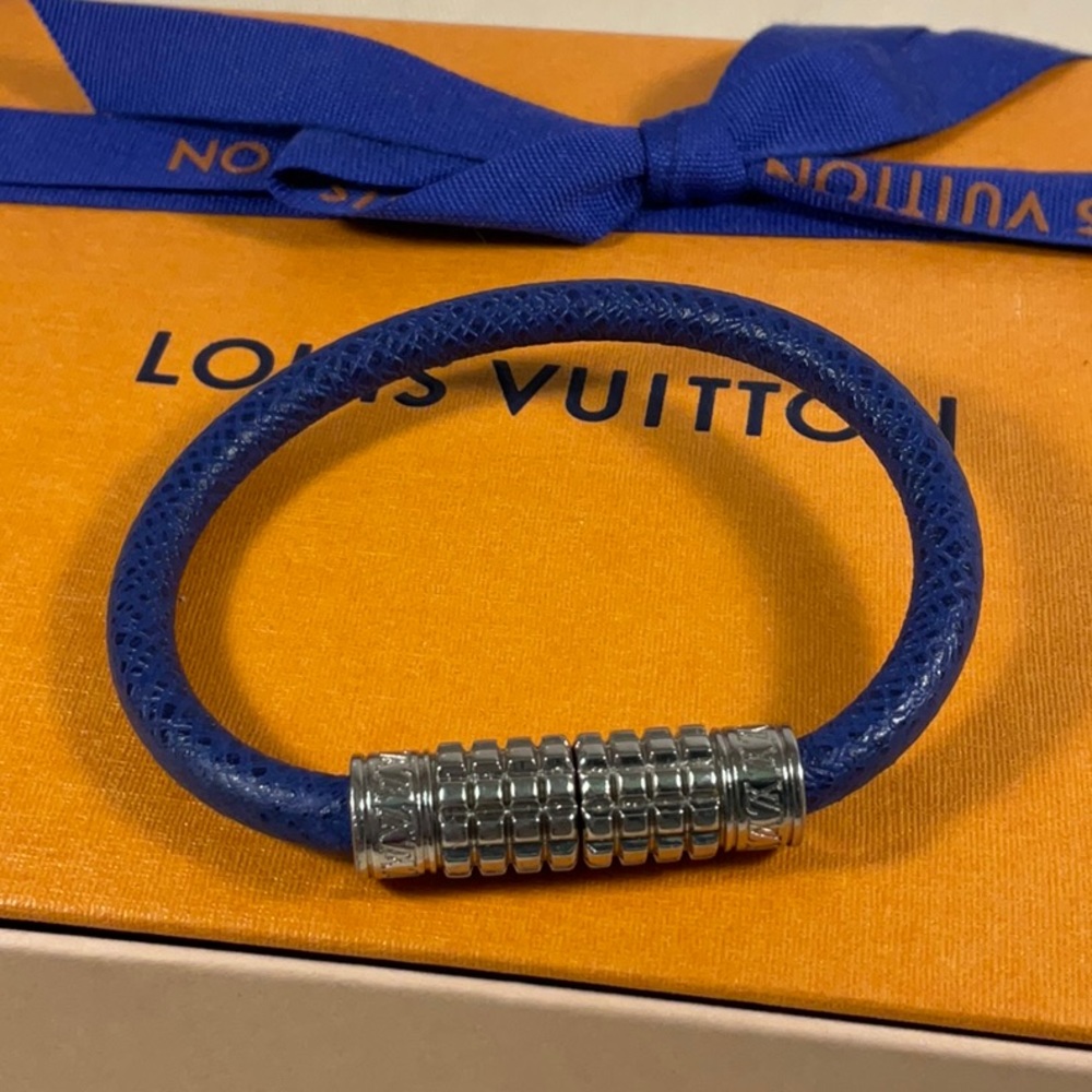 Louis Vuitton Taiga Digit Bracelet in Blue. Size 19